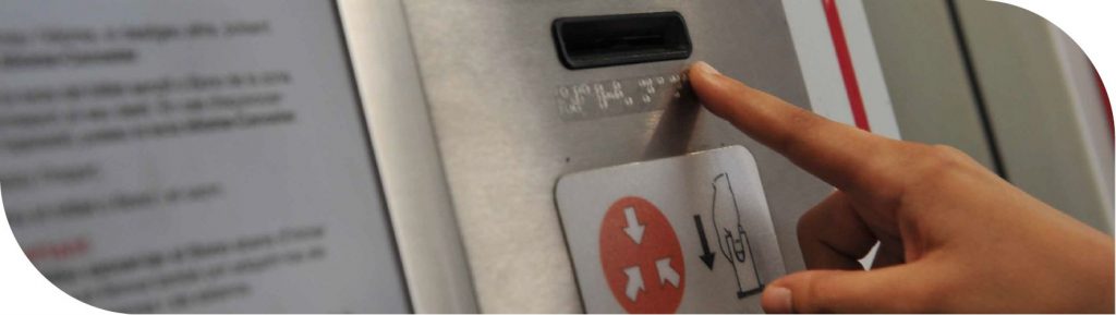 Foto portada para el capítulo 9. Persona leyendo con el dedo el mensaje en braile en una de las máquinas automáticas de venta.