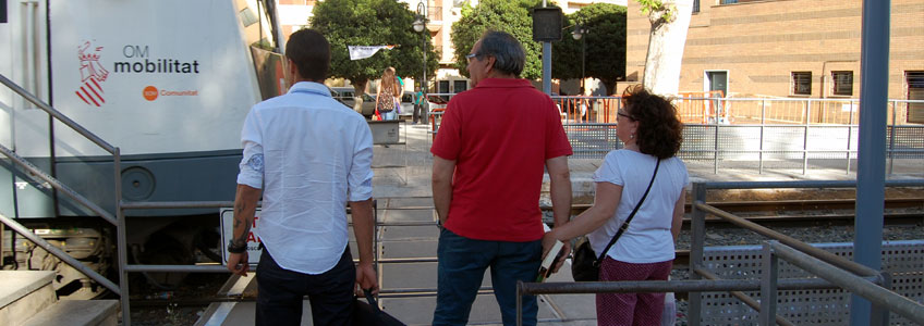 Paso entre andenes en la estación de Carlet. Metrovalencia