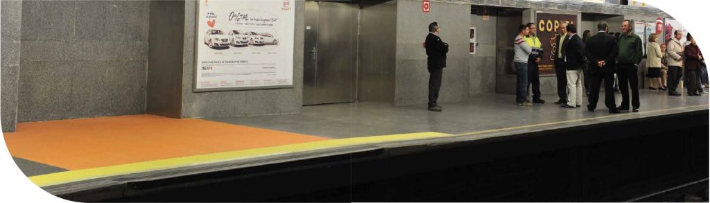 Foto portada capítulo 14. Personas esperando en una estación de metrovalencia.