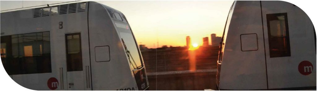 Foto portada para el capítulo 3. Tren de metrovalencia con el atardecer al fondo.