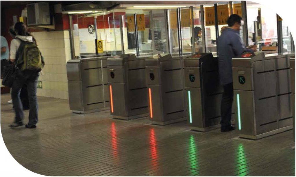 Foto portada del capítulo 4. Usuarios entrando y saliendo de las puertas de acceso a las vías del metro.