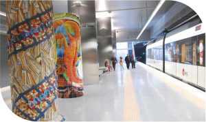 Foto portada del capítulo 5. Estación de metro en el que se ven pilares adornados con azulejos artísticos.