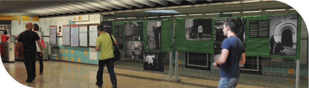 Foto portada para el capítulo 8. Usuarios de metrovalencia caminando por una de las estaciones. De fondo hay una exposición artística de fotografías en blanco y negro.