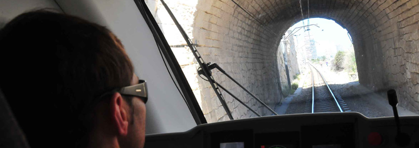Maquinista conduciendo unidad de tren por un tunel