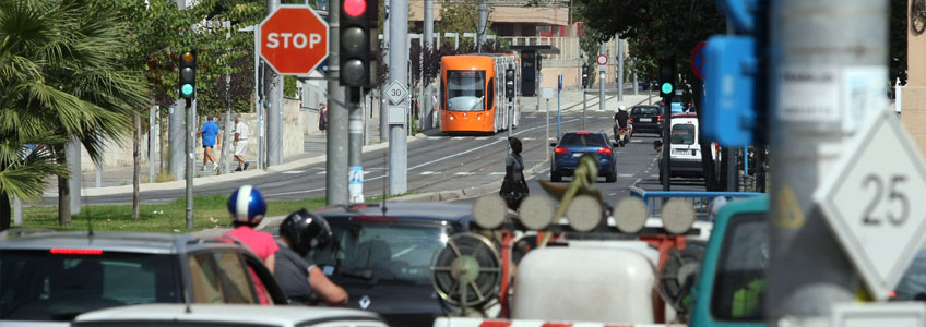 Unidad de TRAM junto a un atasco de tráfico