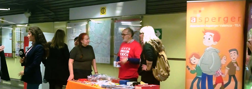 Mesa informativa de Asociación de Asperger València en la estación de Colón