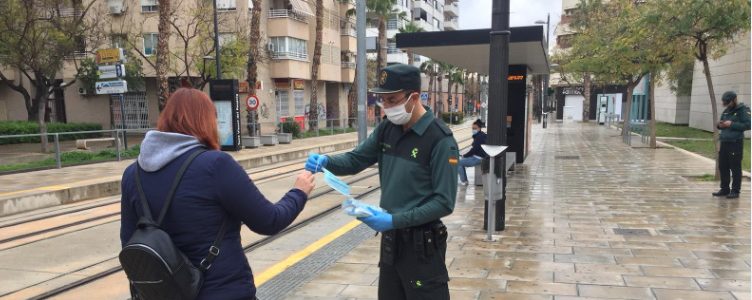 Reparto Mascarillas en TRAM d'Alacant