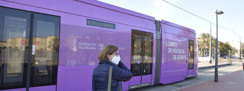 Tranvía de Metrovalencia tematizado con la campaña del Día Internacional de la Eliminación de la Violencia contra la Mujer