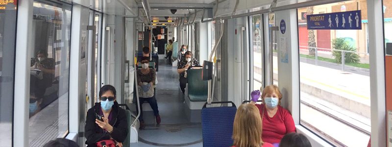 Usuarias en una unidad de TRAM d'Alacant