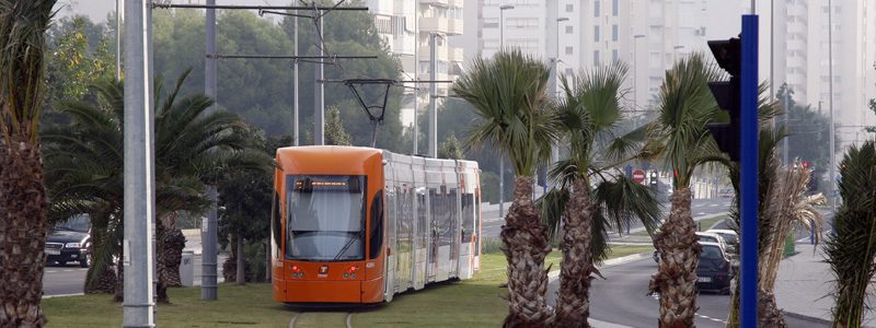 Unidad de TRAM d'Alacant circulando por Avenida Costa Blanca