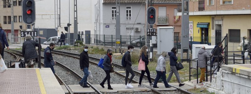 as entre andanes en l'estació de Picassent de Metrovalencia