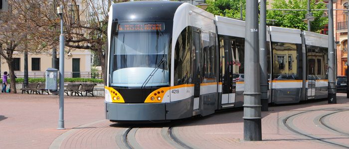 Tranvía de Metrovalencia circulando por un tramo de curva