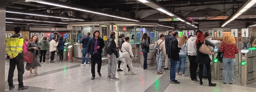 People accessing the validators at a Metrovalencia station.